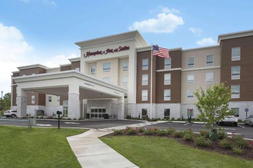 biurowiec z amerykańską flagą przed nim w obiekcie Hampton Inn & Suites Rocky Hill - Hartford South w mieście Rocky Hill