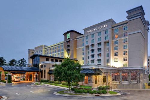 een weergave van een hotel met een parkeerplaats bij Embassy Suites by Hilton Raleigh Durham Airport Brier Creek in Raleigh