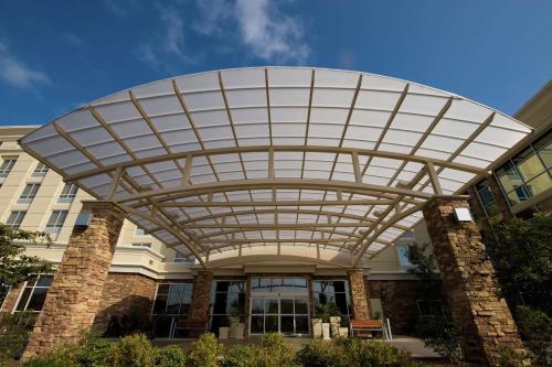 toldo sobre la entrada de un edificio en DoubleTree by Hilton North Charleston - Convention Center, en Charleston