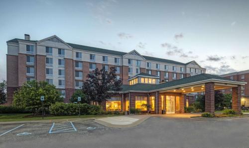 um grande edifício com um parque de estacionamento em frente em Hilton Garden Inn Detroit Metro Airport em Romulus