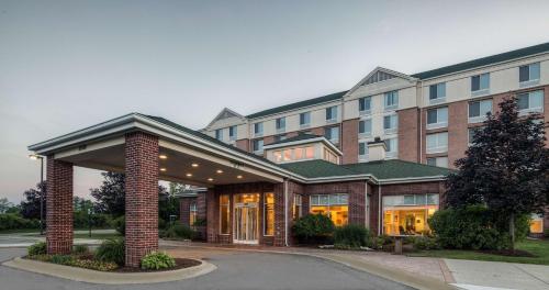 uma representação de um hotel com um edifício em Hilton Garden Inn Detroit Metro Airport em Romulus