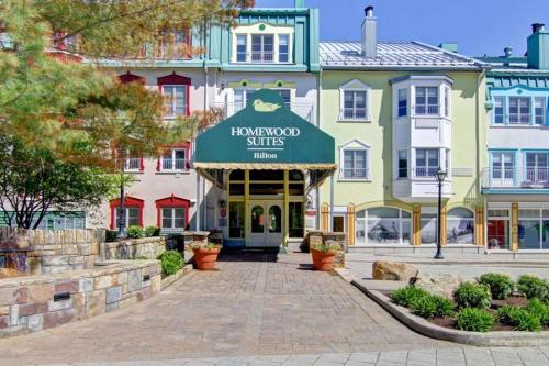 Ein Gebäude mit einem Schild, das Hammond Suiten liest. in der Unterkunft Homewood Suites by Hilton Mont-Tremblant Resort in Mont-Tremblant