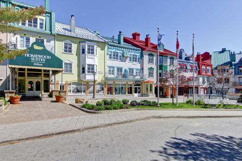 eine Straße in einer Stadt mit bunten Gebäuden in der Unterkunft Homewood Suites by Hilton Mont-Tremblant Resort in Mont-Tremblant