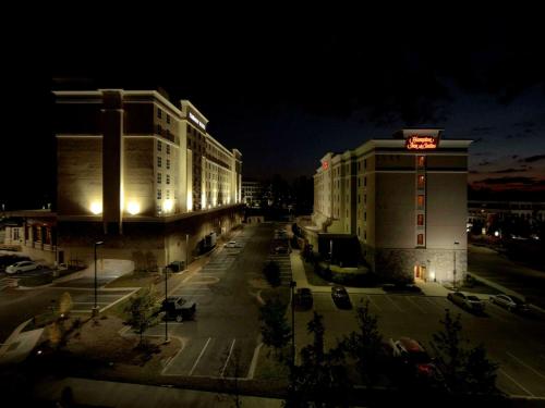 una vista notturna di un edificio con un hotel di Hampton Inn & Suites Raleigh-Durham Airport-Brier Creek a Raleigh