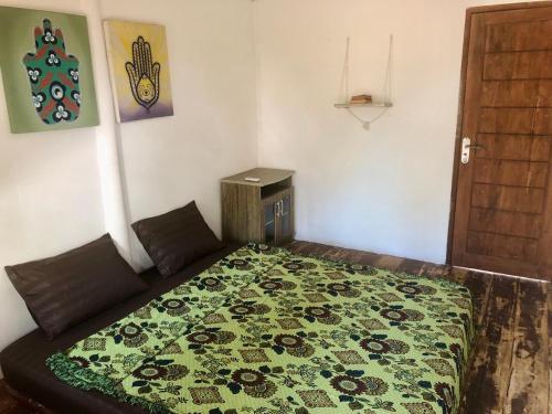 - une chambre avec un lit et une couverture dans l'établissement Easy Bungalow, à Gili Trawangan