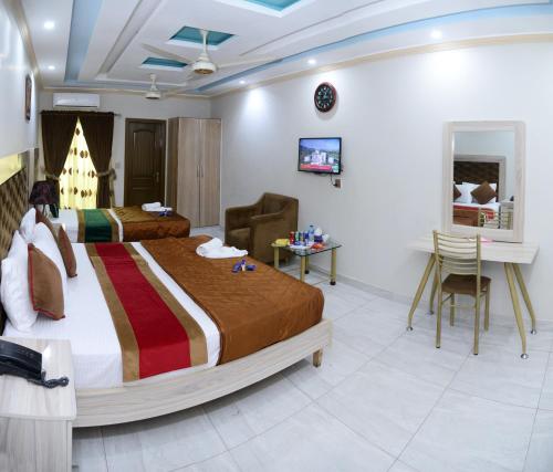 Televisi dan/atau pusat hiburan di Hotel Deluxe Lahore