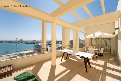 Plaza Mina Suites - Adults Recommended by Luxury Suites Cadiz tesisinde bir balkon veya teras