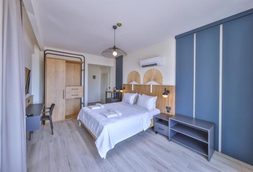 - une chambre avec un grand lit blanc et un bureau dans l'établissement Kas Athena Hotel, à Kaş