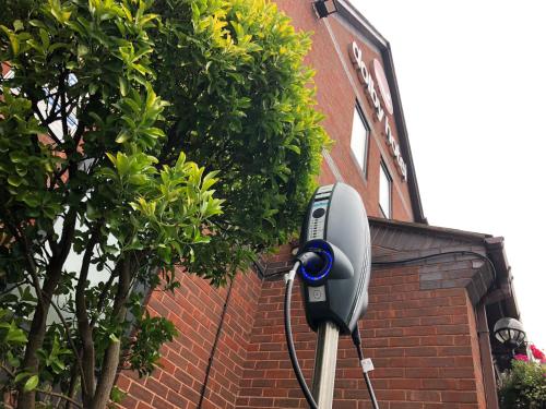 una telecamera di sicurezza collegata al lato di un edificio in mattoni di The Dolby Hotel Liverpool - Free city centre parking a Liverpool