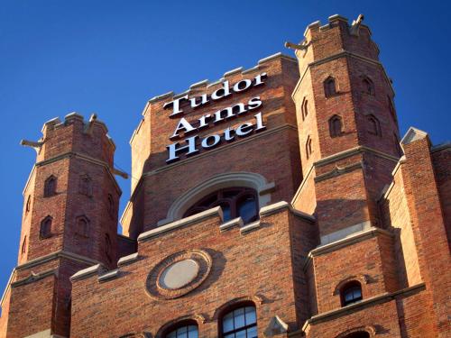 ein Backsteingebäude mit zwei Türmen darüber in der Unterkunft The Tudor Arms Hotel Cleveland - a DoubleTree by Hilton in Cleveland