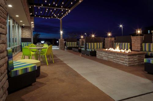 un patio con tavolo, sedie e braciere di Home2 Suites By Hilton Page Lake Powell a Page