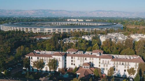 eine Luftansicht eines Gebäudes mit einem großen Gebäude in der Unterkunft Hilton Garden Inn Cupertino in Cupertino