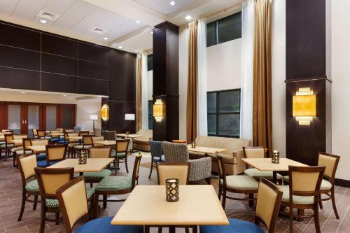 uma sala de jantar com mesas e cadeiras em Hampton Inn and Suites Camp Springs em Camp Springs