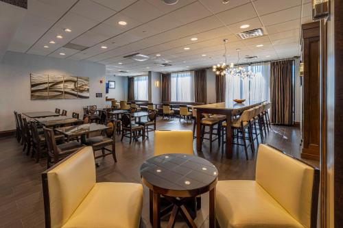 Un restaurante u otro lugar para comer en Hampton Inn Carlstadt At The Meadowlands