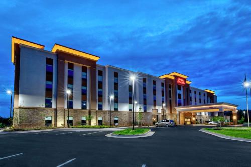 un hotel con un parcheggio di fronte di Hampton Inn & Suites Culpeper a Culpeper