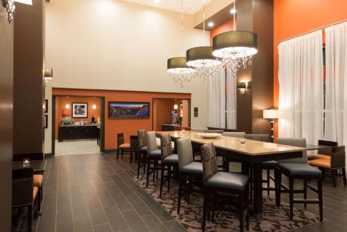 Un lugar para sentarse en Hampton Inn & Suites Albuquerque North/I-25