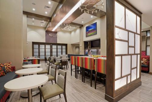 Uma TV ou centro de entretenimento em Hampton Inn & Suites Lubbock University, Tx