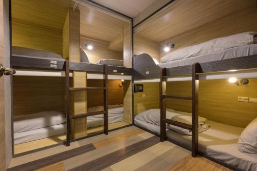 - une chambre avec 4 lits superposés sur un bateau dans l'établissement Work Inn at Taipei 101 慕誠青年旅館, à Taipei