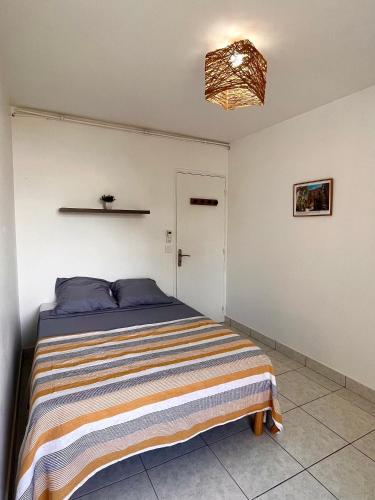 เตียงในห้องที่ L'ESCALE, Chambre dans appartement partagé, bedroom in shared appartment