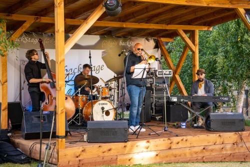 Eine Gruppe von Menschen, die Musik auf einer Bühne spielen in der Unterkunft Parklands Hotel & Pool in Bansko