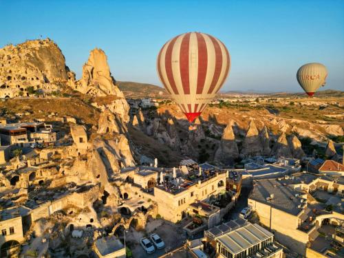 zwei Heißluftballons, die über die Stadt Athens fliegen in der Unterkunft Ages in Cappadocia in Uchisar