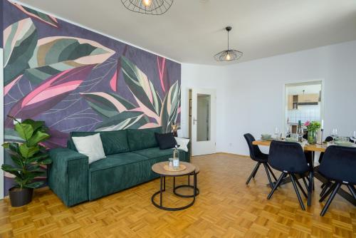 een woonkamer met een groene bank en een tafel bij LE Vacation 3-Room-Apartment 67qm, Küche, Netflix, Free-TV in Schkeuditz