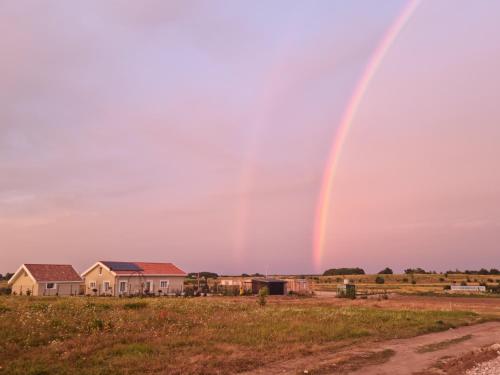 Un arcobaleno nel cielo sopra una casa di 3 ruoniai a Palanga