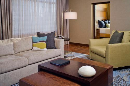 Grand Hyatt Denver tesisinde bir oturma alanı