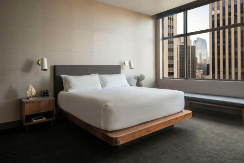 een slaapkamer met een groot bed en een groot raam bij Grand Hyatt Denver in Denver