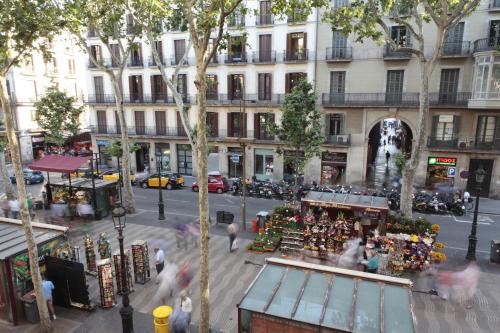 uma vista geral de uma rua da cidade com um mercado de Natal em Rambla 102 em Barcelona