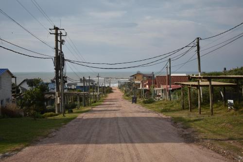 een lege onverharde weg in een klein stadje bij Brisas del Diablo 3 in Punta Del Diablo