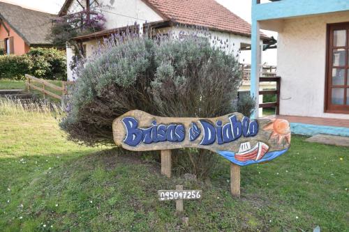 een bord in het gras voor een huis bij Brisas del Diablo 3 in Punta Del Diablo