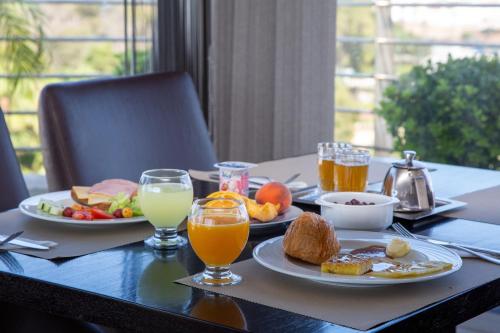 een tafel met borden eten en drinken erop bij Malak Hotel in Rabat