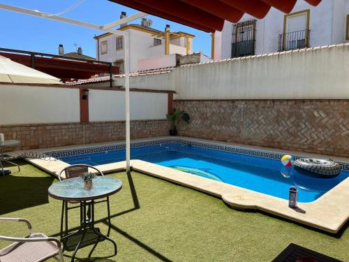 The swimming pool at or close to Casa con piscina cerca de Sevilla