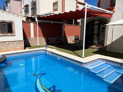 The swimming pool at or close to Casa con piscina cerca de Sevilla