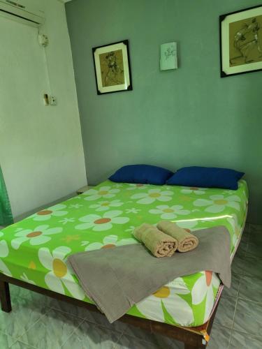 Un pat sau paturi într-o cameră la Langkawi Village Budget Rooms