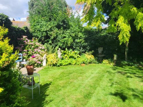 A garden outside Sutherland House