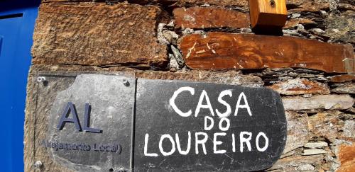 a sign that says casa do luberon on a stone wall at Casa do Loureiro in Arganil