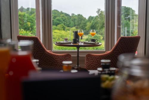 un tavolo con due bicchieri di vino davanti a una finestra di Fellpack House a Keswick