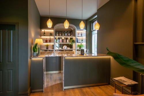 un bar in un ristorante con bancone di Fellpack House a Keswick