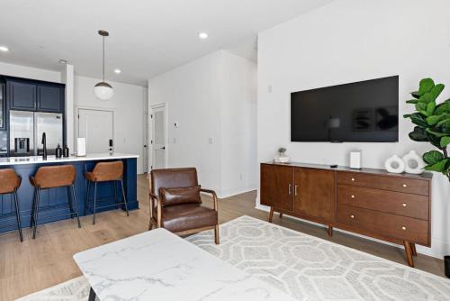 TV i/ili multimedijalni sistem u objektu Hip New Condo near Broadway and Trendy East Nash with 5 Beds