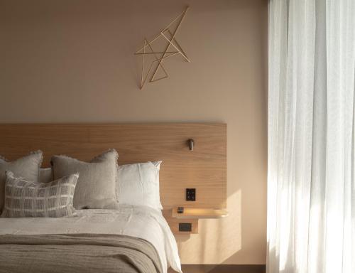 Cama ou camas em um quarto em Hotel Marvell Byron Bay