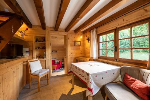 - un salon avec une table dans une cabine dans l'établissement Chalet du Brey - Avec terrasse et jardin, à Saint-Gervais-les-Bains