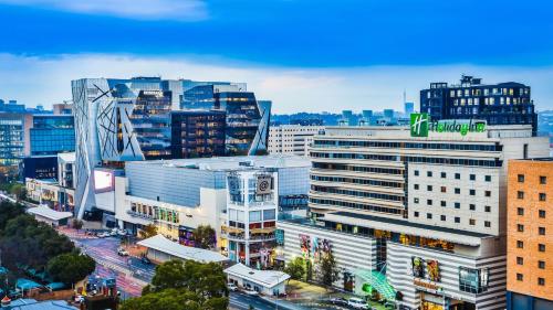 vista su una città con molti edifici alti di Holiday Inn Johannesburg-Rosebank, an IHG Hotel a Johannesburg