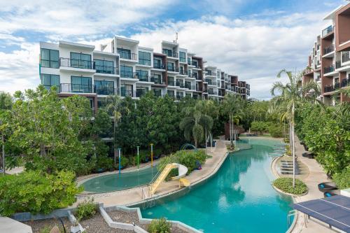 een appartementencomplex met een waterpark met een glijbaan bij Centara Life Maris Resort Jomtien in Jomtien Beach