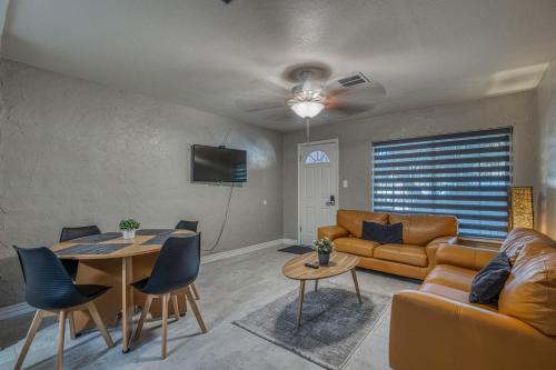 エルパソにあるClose to All, Restfull, Cozy Duplex B in Downtown, UTEP, Hospitalsのリビングルーム(ソファ、テーブル付)