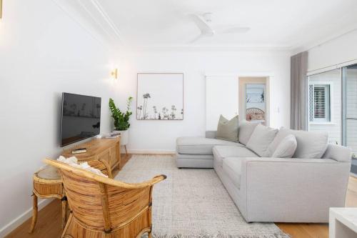 Et tv og/eller underholdning på Blissful Merewether Beach Cottage - A Coastal Gem