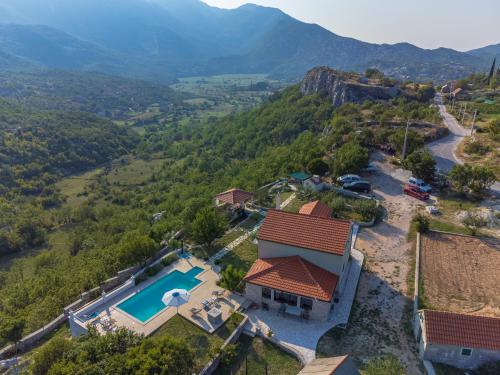 uma vista aérea de uma casa com piscina em Villa Luce em Omiš