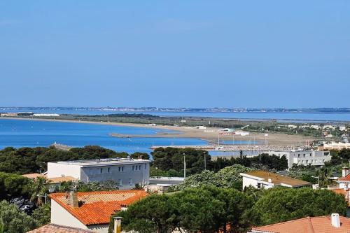 vista su una città e su una cassa d'acqua di Villa Farniente a Sète