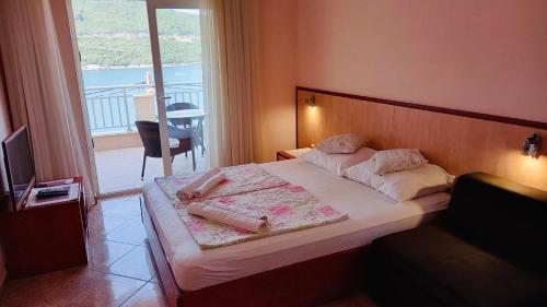 Tempat tidur dalam kamar di Adriatic Apartment Neum